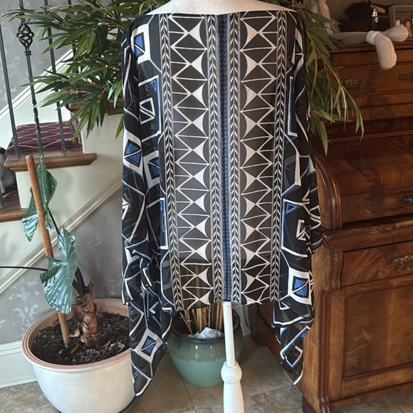 Vince Camuto, ladies XL chiffon batwing top NWOT geometrical design - Picture 14 of 15